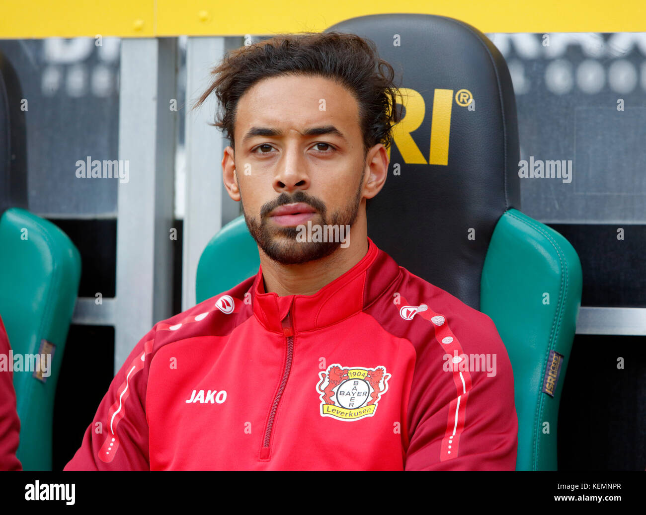 Sport, Fußball, Bundesliga, 2017/2018, Borussia Mönchengladbach vs Bayer 04 Leverkusen 1:5, Stadion Borussia Park, Ersatz Sitzbank, Karim bellarabi (Bayer) Stockfoto