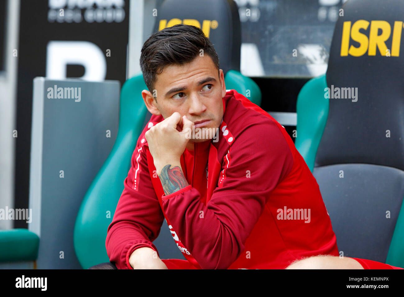 Sport, Fußball, Bundesliga, 2017/2018, Borussia Mönchengladbach vs Bayer 04 Leverkusen 1:5, Stadion Borussia Park, Ersatz Sitzbank, Charles aranguiz (Bayer) Stockfoto