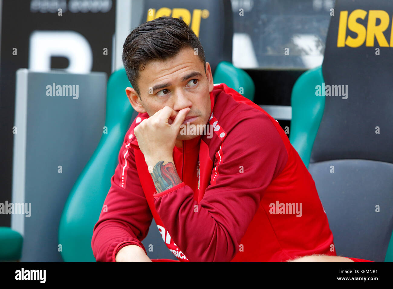 Sport, Fußball, Bundesliga, 2017/2018, Borussia Mönchengladbach vs Bayer 04 Leverkusen 1:5, Stadion Borussia Park, Ersatz Sitzbank, Charles aranguiz (Bayer) Stockfoto