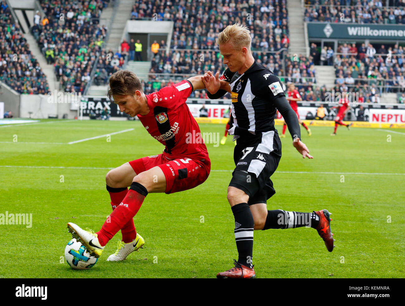Sport, Fußball, Bundesliga, 2017/2018, Borussia Mönchengladbach vs Bayer 04 Leverkusen 1:5, Stadion Borussia Park, Szene des Spiels, Panagiotis retsos (Bayer) links und Oscar Wendt (mg) Stockfoto