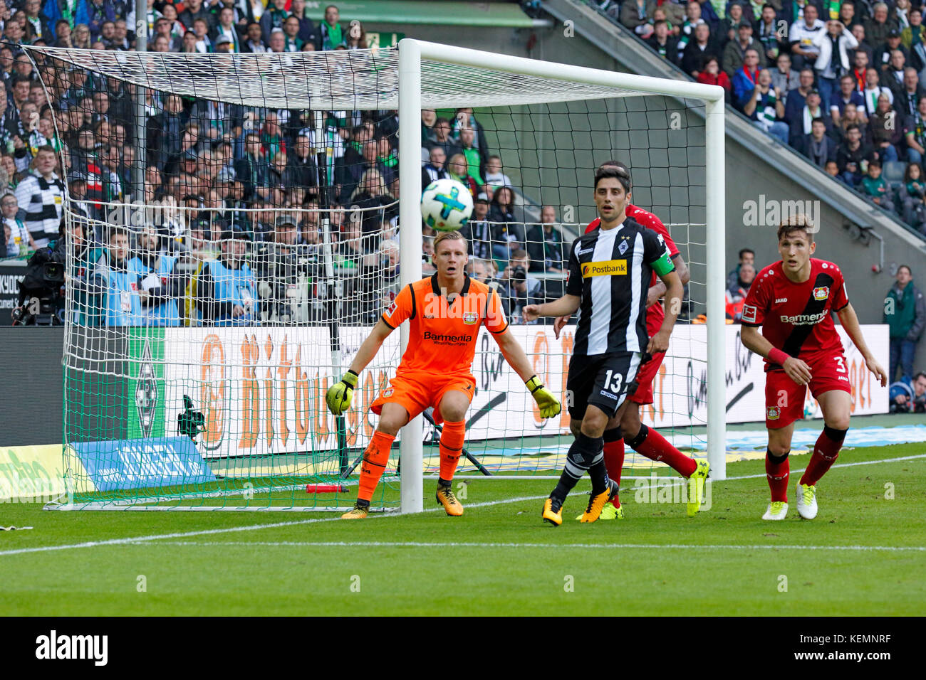 Sport, Fußball, Bundesliga, 2017/2018, Borussia Mönchengladbach vs Bayer 04 Leverkusen 1:5, Stadion Borussia Park, Szene des Spiels, v.l.n.r. Keeper bernd Leno (Bayer), Team Captain Lars stindl (mg), Jonathan tah (Bayer), Panagiotis retsos (Bayer) Stockfoto