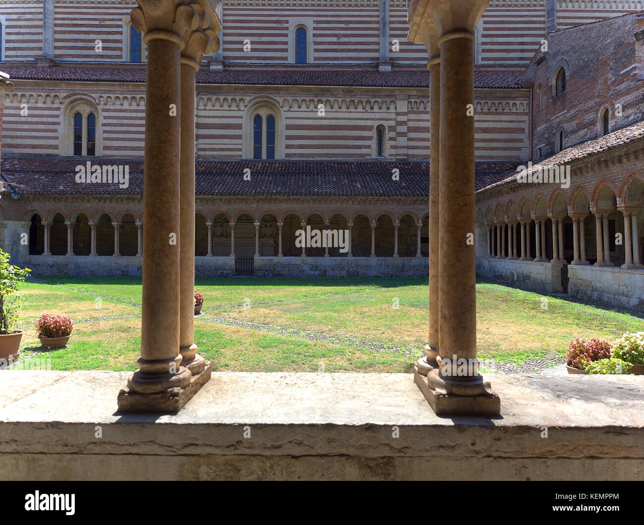 Verona Venetien Italien. Basilika San Zeno das Kloster. 13. - 14. Jahrhundert im romanischen Stil, unter den Lauben bewegt, es gibt mehrere XIV cen Stockfoto