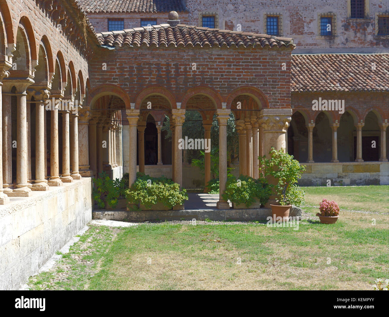 Verona Venetien Italien. Basilika San Zeno das Kloster. 13. - 14. Jahrhundert im romanischen Stil, unter der Veranda mehrere Es gibt mehrere X Stockfoto