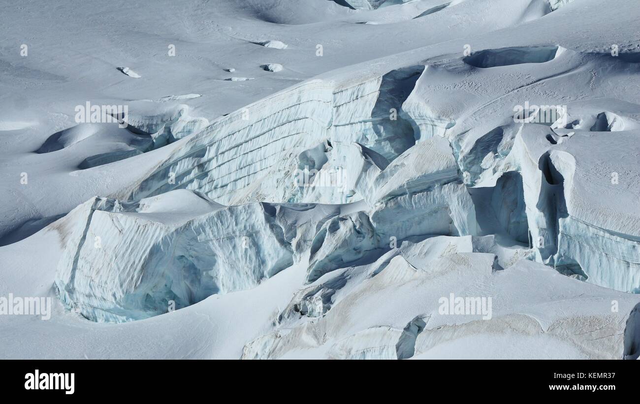 Spalten mit sichtbaren Ebenen von Eis. Aletschgletscher. Stockfoto