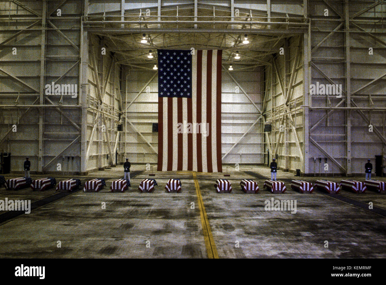 Dover, Delaware. Usa, 29 Oktober, 1983 um genau 7 Uhr, ein marine Ehrengarde und Color Guard in den zeremoniellen Dress Uniform in einem riesigen Hangar an der Dover Air Force Base marschierten und Stand 16 Särge. hinter Ihnen, unterbrochen von den Strahlen der Hangar, war ein 38-Fuß-amerikanische Flagge. Die Zeremonie der Erste auf amerikanischem Boden zu Ehren der Soldaten in den Bombenanschlag in Beirut und die Invasion von Grenada getötet wurde. Stockfoto