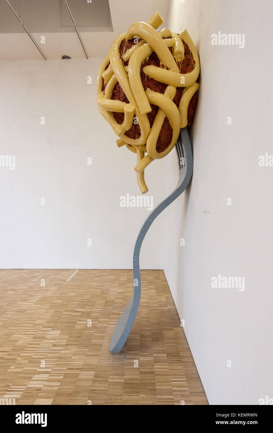 Claes Oldenburg und Coosje Van Bruggen, Schiefe Gabel mit Fleischball und Spaghetti III, 1994, Skulptur, Polyurethan-Malerei auf Aluminiumguss, Seite Stockfoto