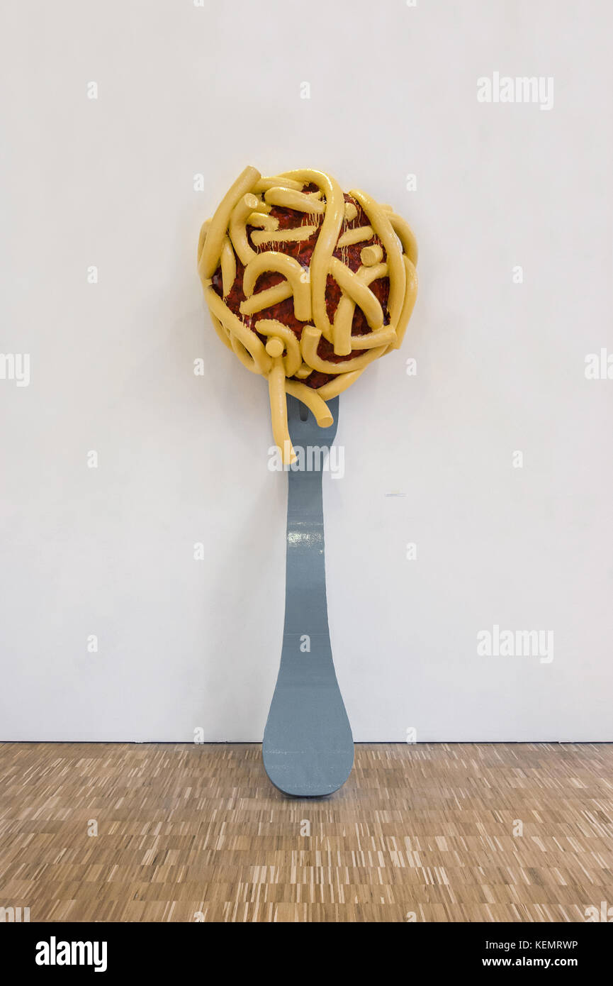 Claes Oldenburg und Coosje Van Bruggen, Schiefe Gabel mit Fleischball und Spaghetti III, 1994, Skulptur, Polyurethan-Malerei auf Aluminiumguss, Vorderseite Stockfoto