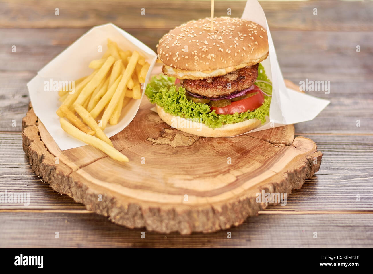 Hamburger mit frischem Gemüse und Fleisch. Burger mit Rindfleisch ...