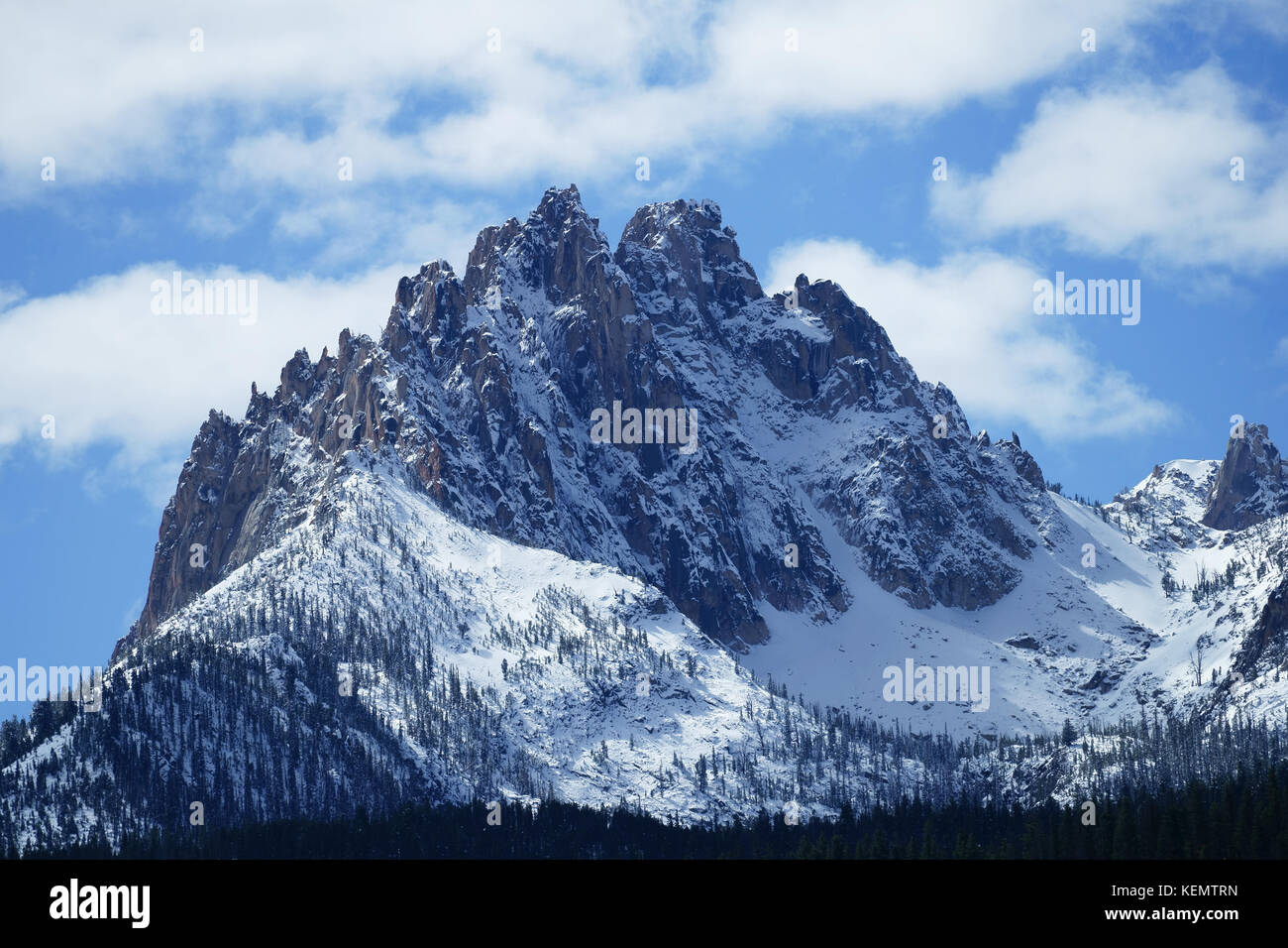 Sägezahn Bergkette mit frischem Schnee von Stanley, Idaho, USA gesehen Stockfoto