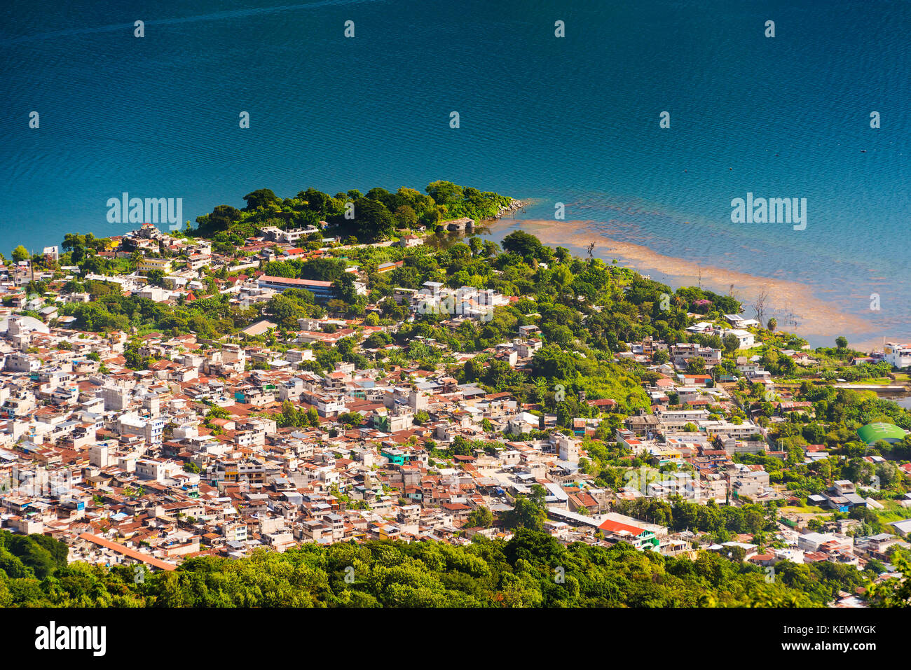 Luftaufnahme der Küstenstadt San Pedro la Laguna vom San Pedro Vulkan, Atitlan See, Guatemala Stockfoto