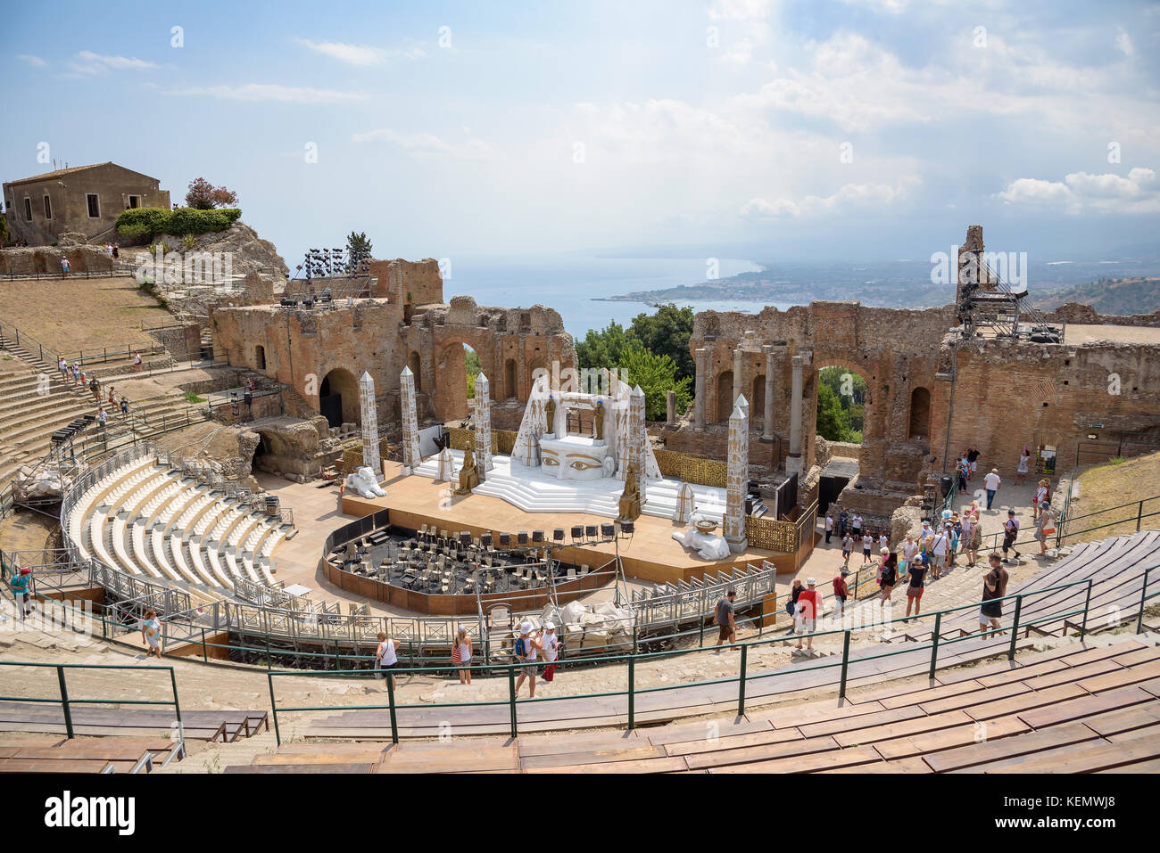 Taormina, Sizilien, Italien - 21, 2017 August: Touristen besuchen das antike griechische Theater erhalten für die ägyptischen zeigen bereit Stockfoto