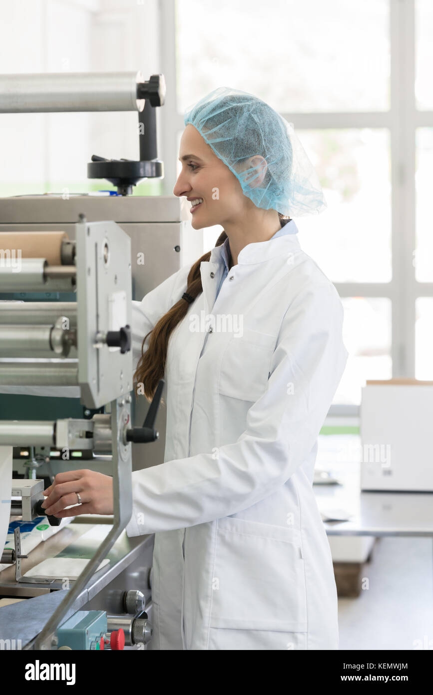 Happy Fertigung Betreiber arbeiten mit moderner Ausstattung in den Fa Stockfoto