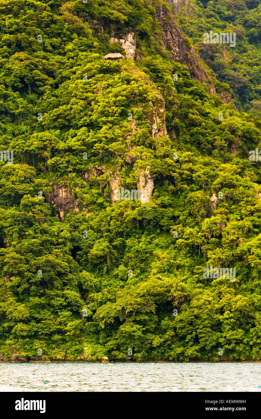 Hütte auf einer Klippe im Atitlan See im Dschungel Stockfoto