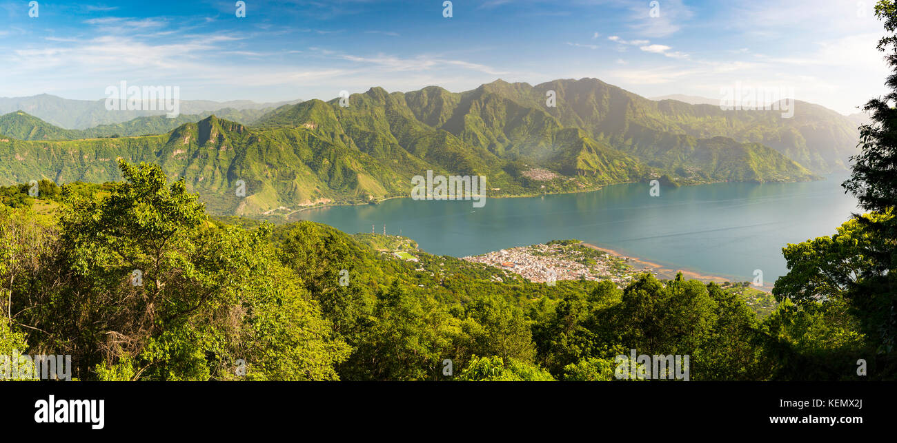 Panorama des Atitlan Sees mit seinem vulkanischen Hochland Stockfoto