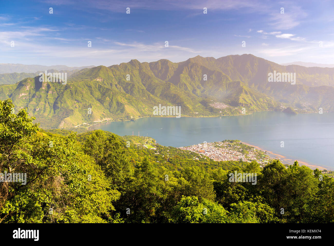 Panoramasicht auf San Pedro, Atitlan See von der San Pedro Vulkanwanderung Stockfoto