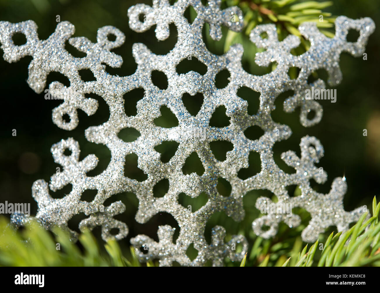 Glitter Schneeflocke Weihnachten Dekoration auf einem Baum Stockfoto