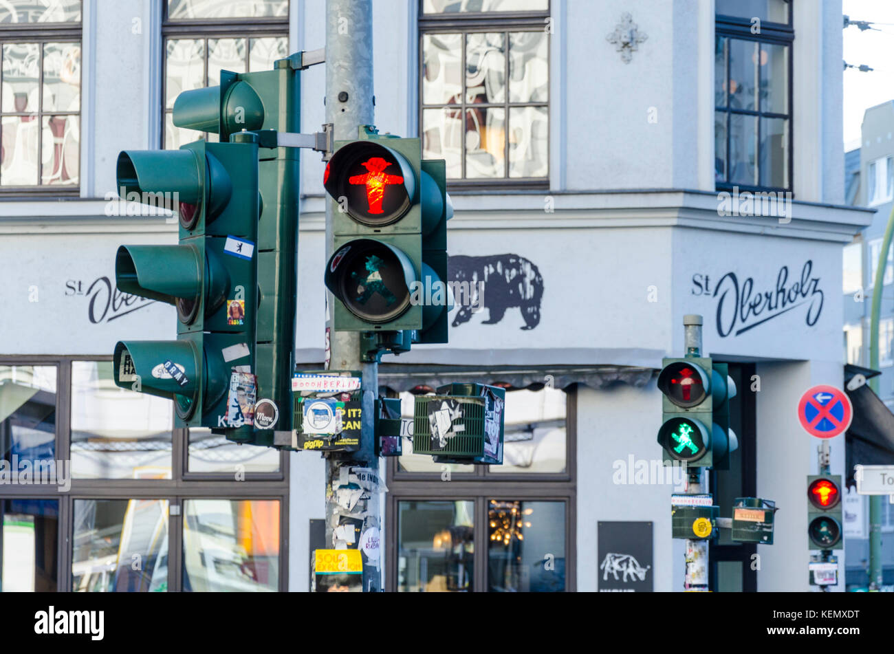Ostdeutsche Ampelmännchen, kleine Ampel Männer, Ampelmann, Fußgängerzone Signale Symbol, Berlin, Deutschland Stockfoto