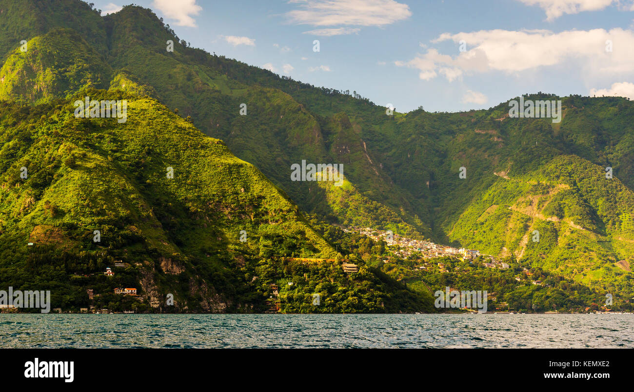 Blick auf Santa Cruz in die Berge am Atitlan See, Guatemala, Mittelamerika Stockfoto