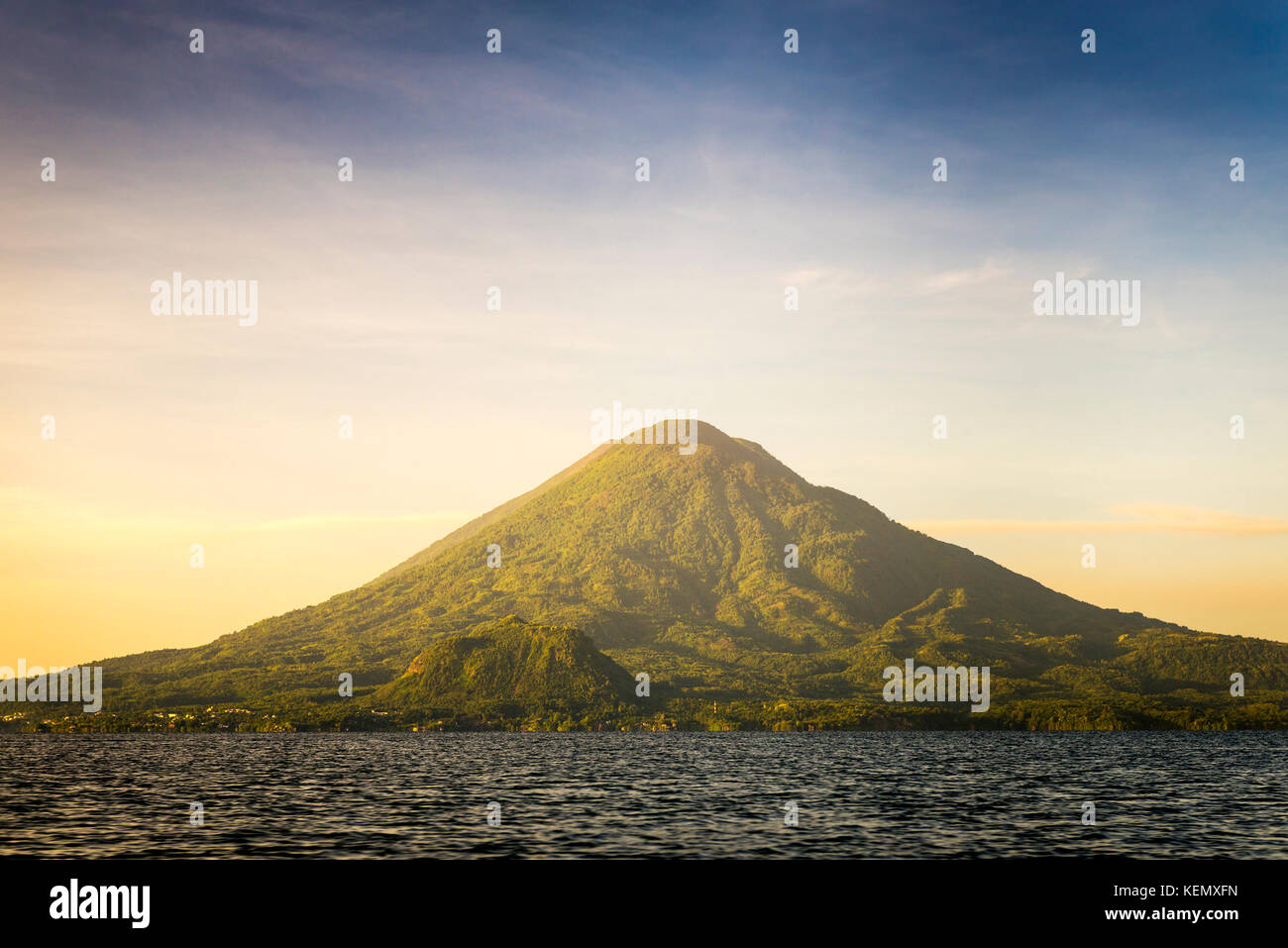 Sonnenaufgang über dem Vulkan Toliman am Atitlan See, Guatemala Stockfoto