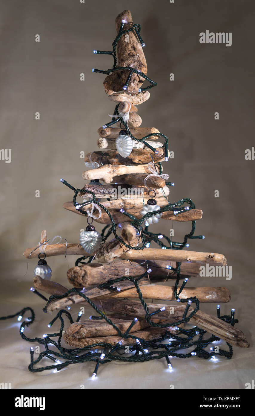 Handgefertigte Treibholz Weihnachtsbaum Mit Kugeln Und Lichtern Dekoriert Stockfotografie Alamy