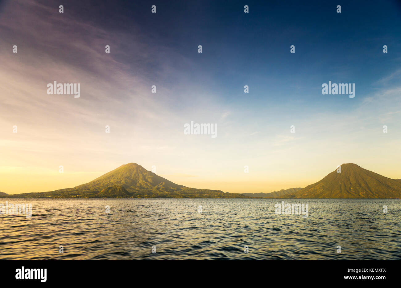Vulkane Volcan Toliman, Volcan de Atitlan und Volcan San Pedro am Atitlan See, Guatemala Stockfoto