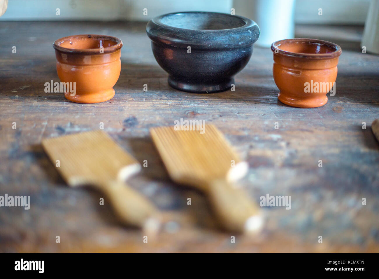 Küche Tisch mit Baum Schüsseln und zwei Spatel Stockfoto