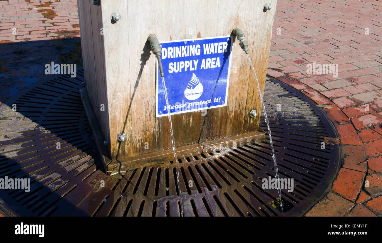 Die öffentliche Trinkwasserversorgung auf Bürgersteig in Sandwich, Cape Cod, MA USA Stockfoto