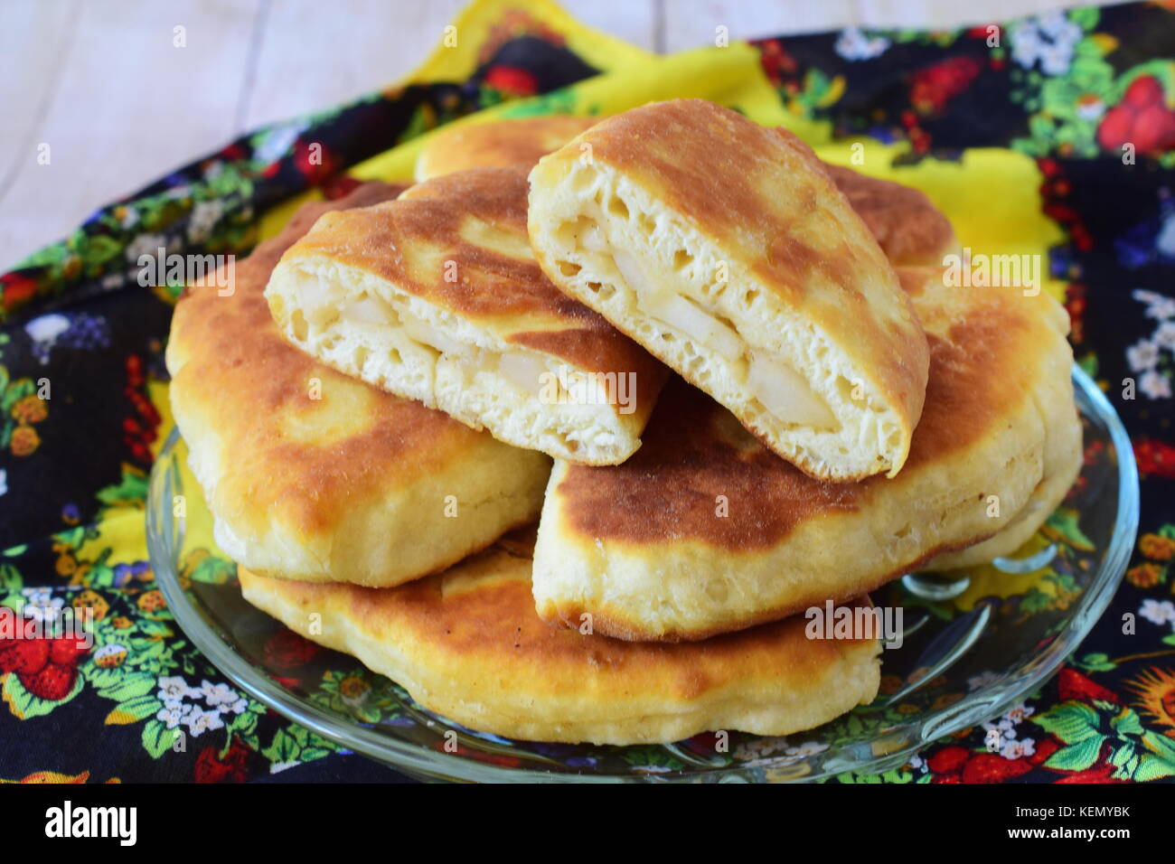 Hausgemachte Apfelkuchen auf einer Glasplatte auf einem bunten Tuch. Stockfoto