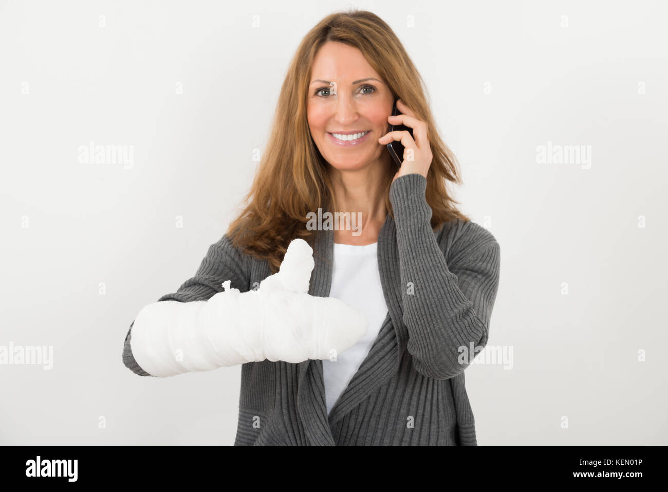 Reife Frau mit gebrochenen Hand Gespräch am Handy Stockfoto Reife Frau mit gebrochenen Hand Gespräch am Handy Stockfoto