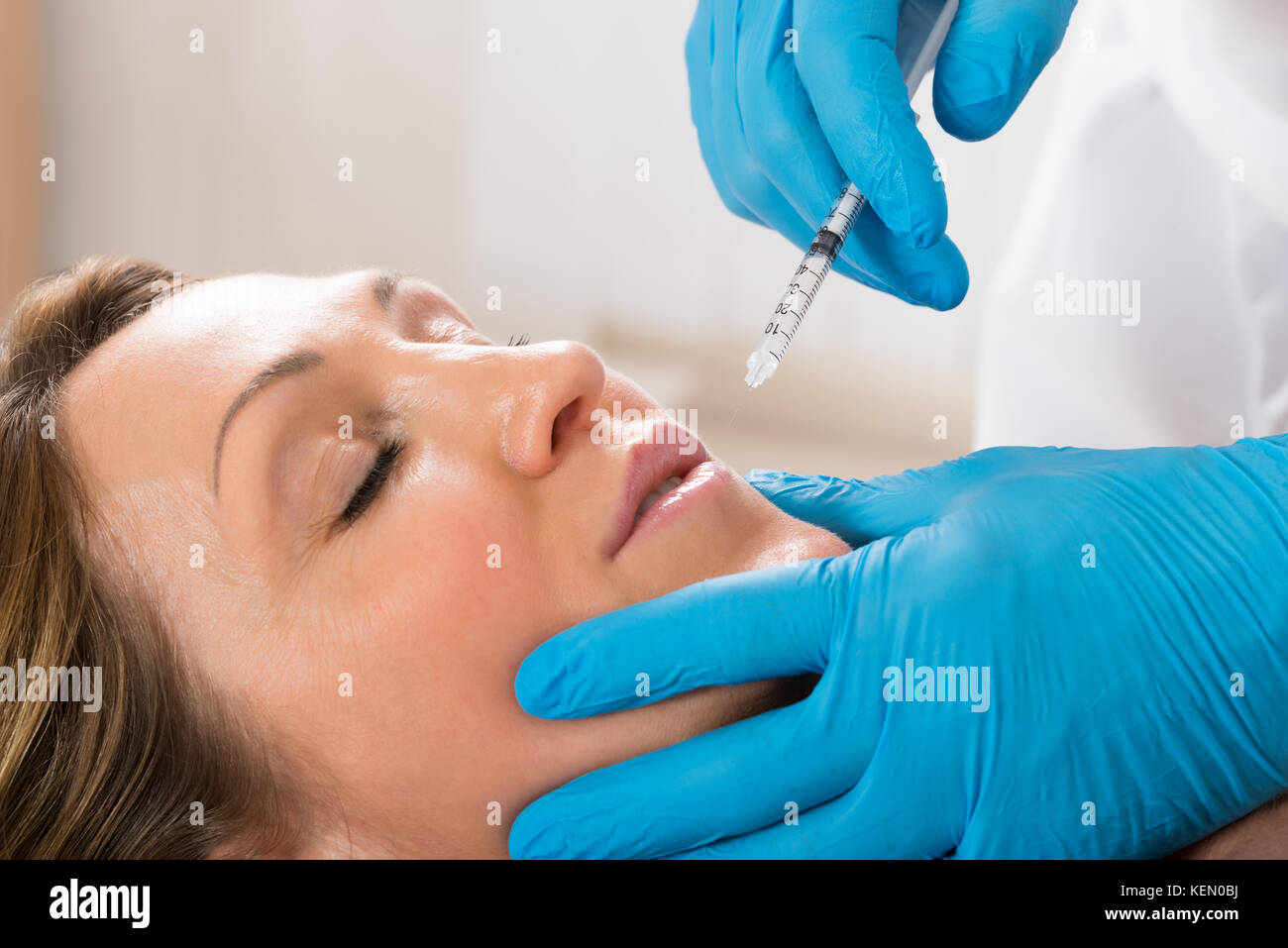 Reife Frau, die kosmetische Injektion mit Spritze in die Schönheitsklinik Stockfoto