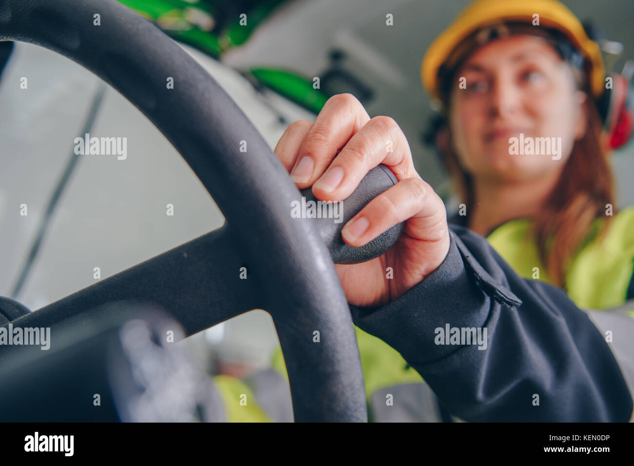 Frau die schwere Ausrüstung Stockfoto