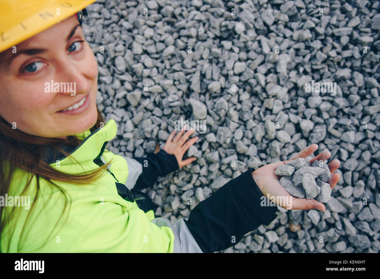 Weibliche Bauarbeiter Handhabung Kies Stockfoto