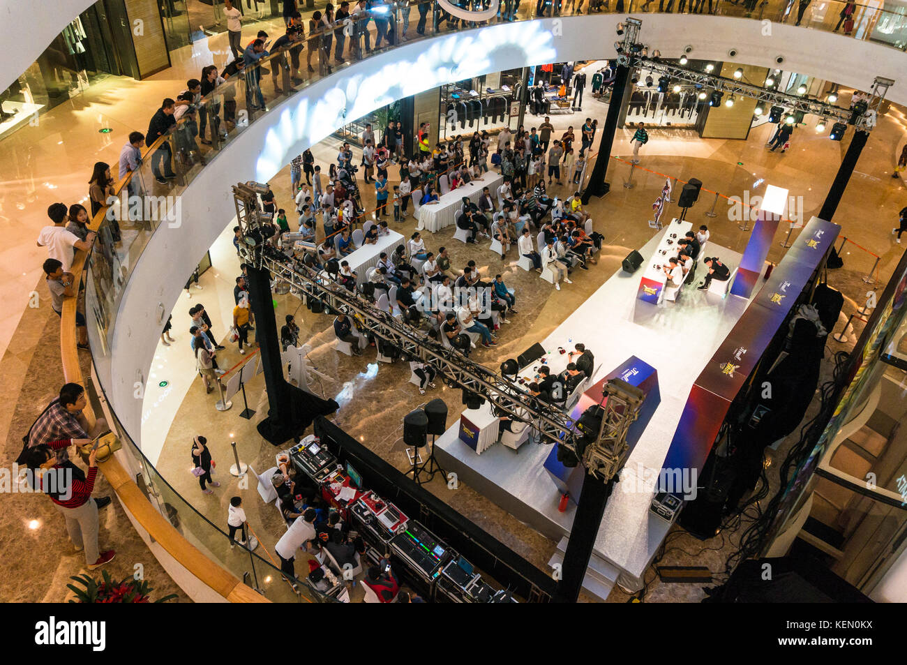 Team Handy video spiel Wettbewerb auf ein Einkaufszentrum in Shenzhen, China Stockfoto