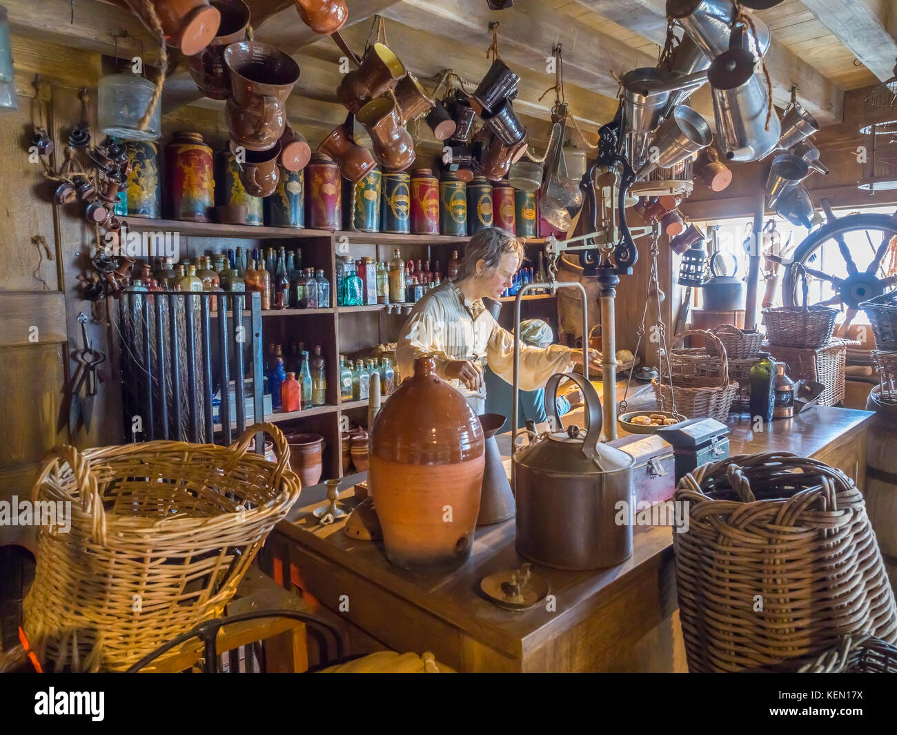 National Museum Royal Navy Display zeigt eine 19C Schiffe Krämer in seinem Geschäft mit allen Arten von Lebensmitteln Werkzeuge und Geräte für ein Schiff gefüllt Stockfoto