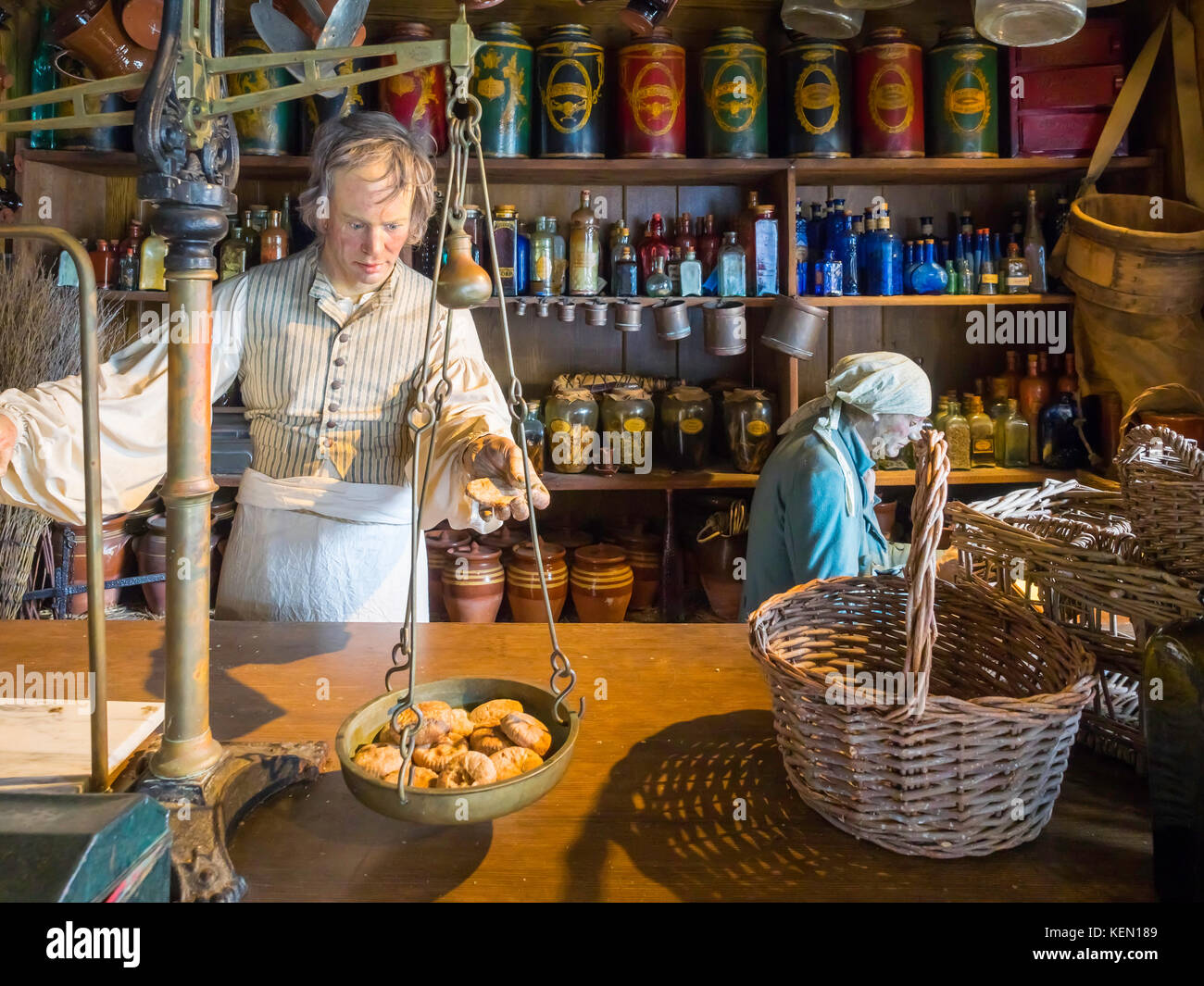 National Museum Royal Navy Display zeigt eine 19C Schiffe Krämer in seinem Geschäft mit allen Arten von Lebensmitteln Werkzeuge und Geräte für ein Schiff gefüllt Stockfoto