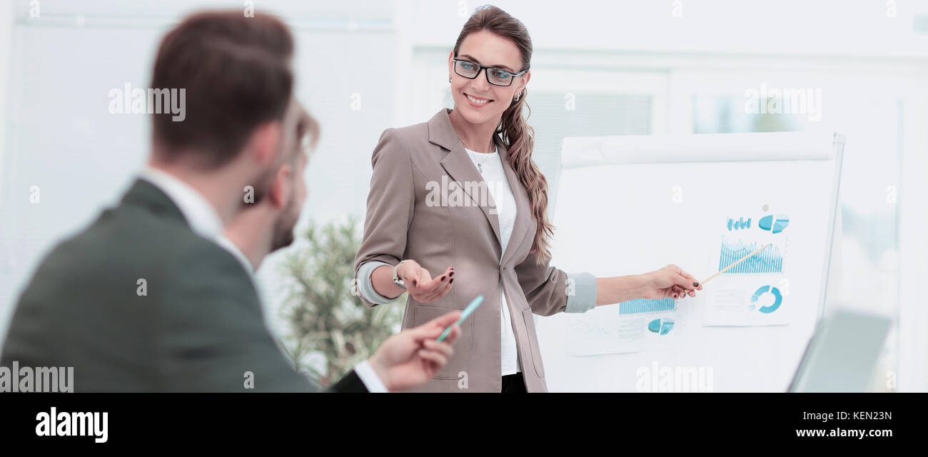 Erfolgreiche Geschäftsfrau im Anzug im Büro der Führung einer Gruppe Stockfoto