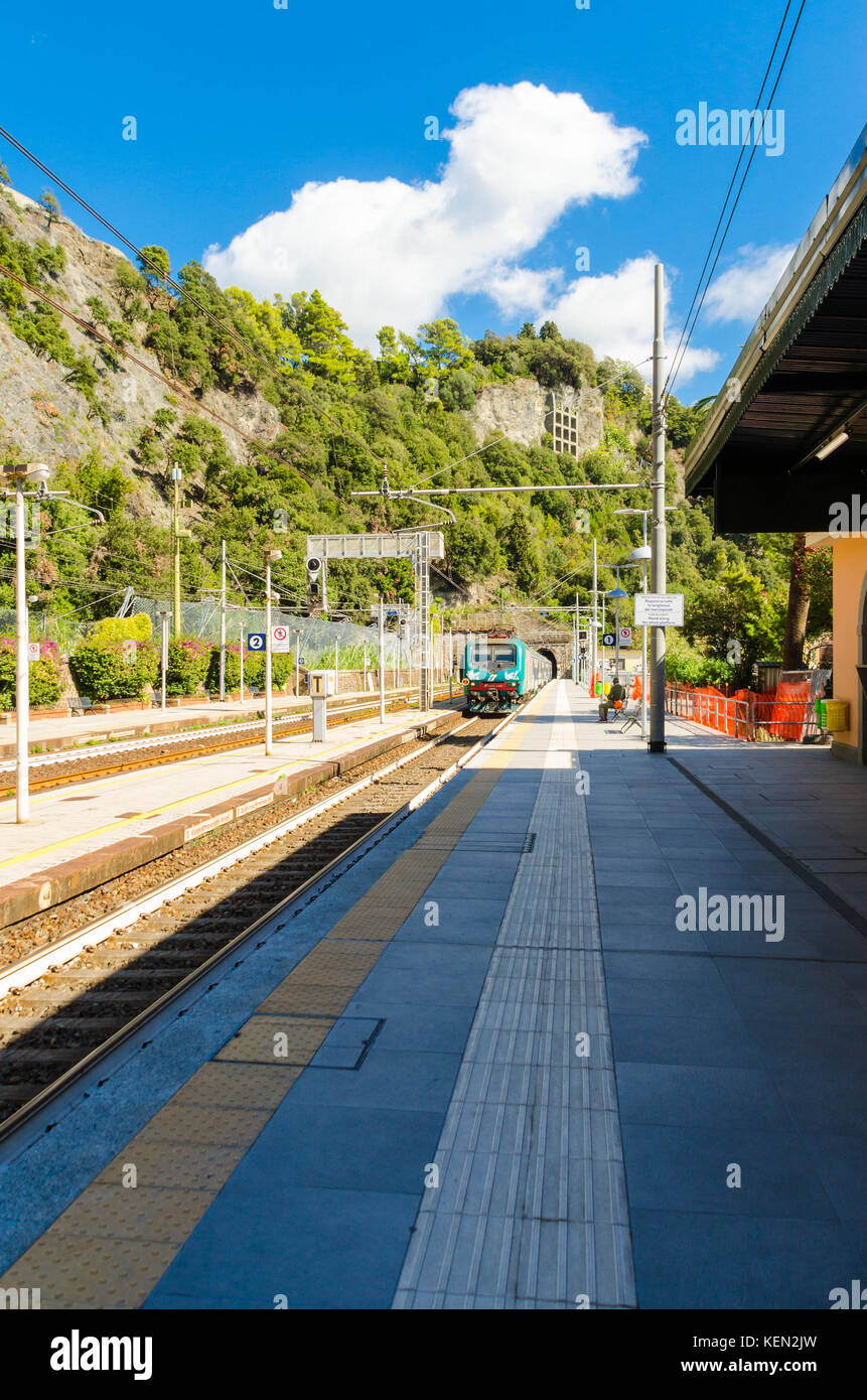 Eine E 464 Klasse E-Lok am Gleis 1 Monterosso Bahnhof Italien Stockfoto