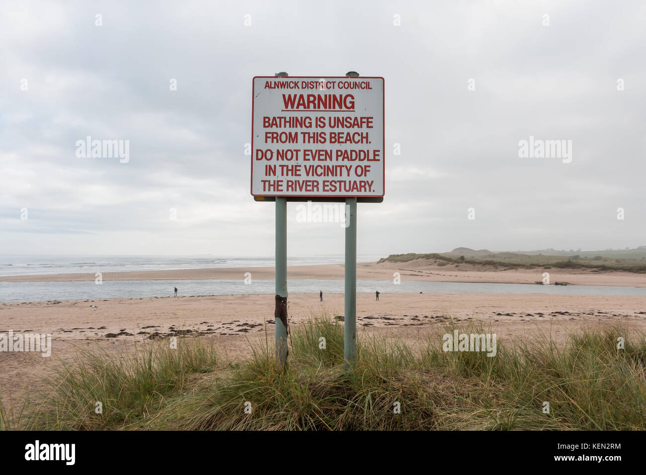 Anmelden Warnung vor unsicheren Badebedingungen in der Mündung des Flusses bei Alnmouth, Northumberland, Großbritannien mit Mündung und Strand im Hintergrund mit Kopie Raum Stockfoto