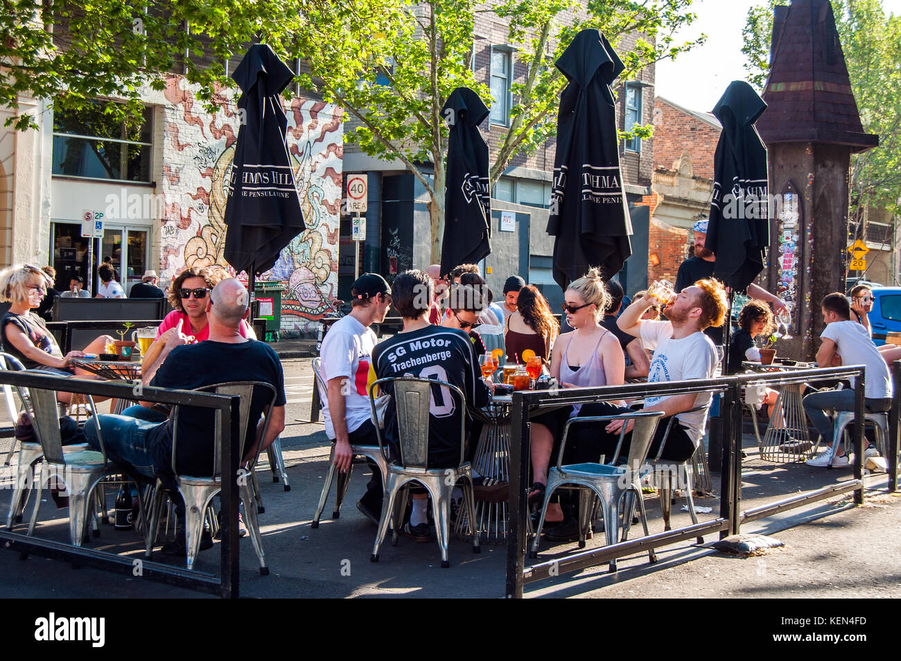 Bar Szene, aus der Brunswick Street, Fitzroy, Victoria, Australien Stockfoto