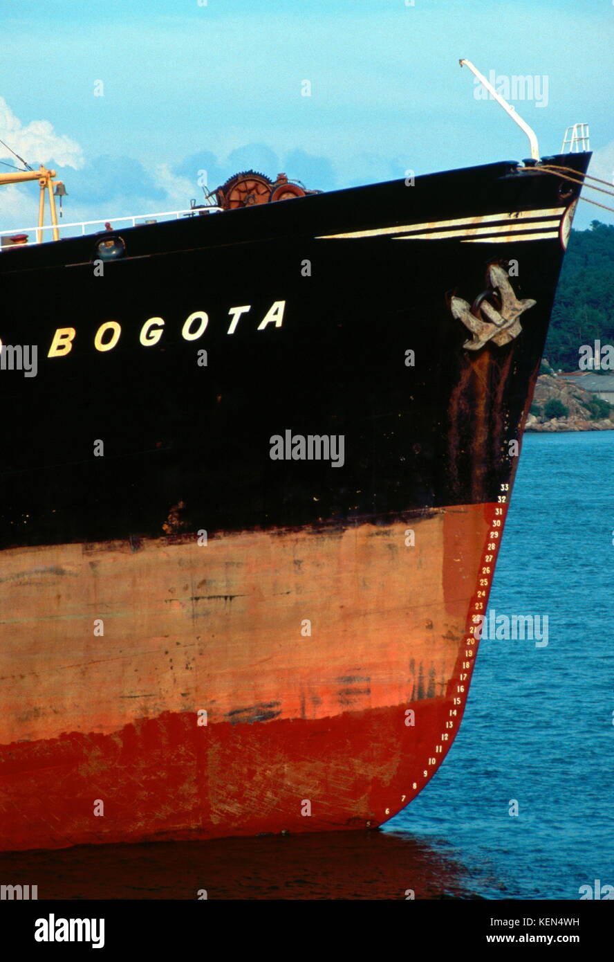 AJAXNETPHOTO. 1988. GOTHENBERG, SCHWEDEN. - BUG DES FRACHTERS BOGOTA MIT ZUGMARKEN. FOTO: JONATHAN EASTLAND/AJAX REF:62403 3 01 Stockfoto