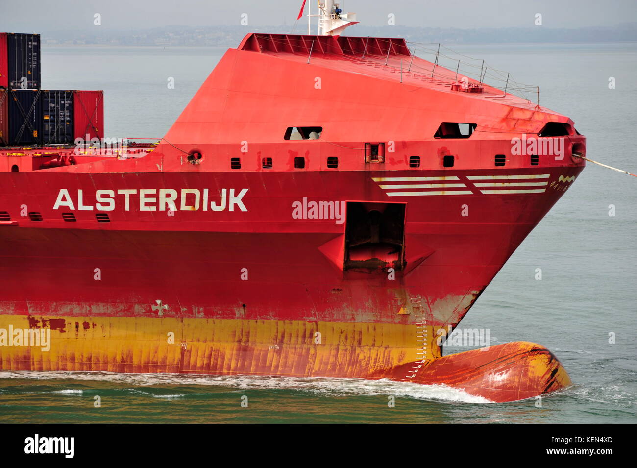 AJAXNETPHOTO. 24. Mai 2015. PORTSMOUTH, England. - SHORT SEA CONTAINERSCHIFF ALSTERDIJK ANGEZEIGT BUG Wellenbrecher und WULSTBUG als Schiff Hafen unter ABSCHLEPPEN. Foto: TONY HOLLAND/AJAX REF: DTH 152405 38145 Stockfoto