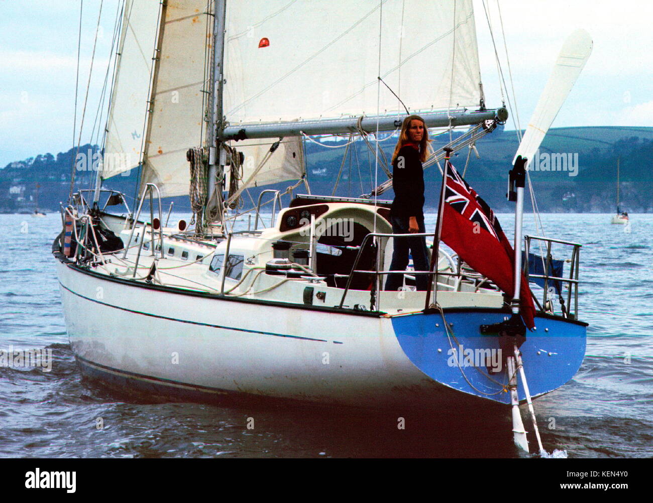 AJAXNETPHOTO. 8. JUNI, 1978. DARTMOUTH, England. - Weltumsegelung EINHÄNDIGE - 29 JAHRE ALTE NAOMI JAMES (GBR) KOMMT IN DARTMOUTH ZU WERDEN DAS ERSTE SOLO FRAU SEEMANN 10 MONATE WELTUMSEGELUNG AN BORD MACHEN DIE 58 FT SCHNEIDWERK EXPRESS CRUSADER FOTO: Jonathan Eastland/AJAX REF: 0678 Stockfoto