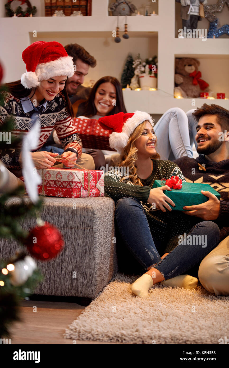 Fröhliche Freunde Austausch geschenkboxen an Heiligabend Stockfoto