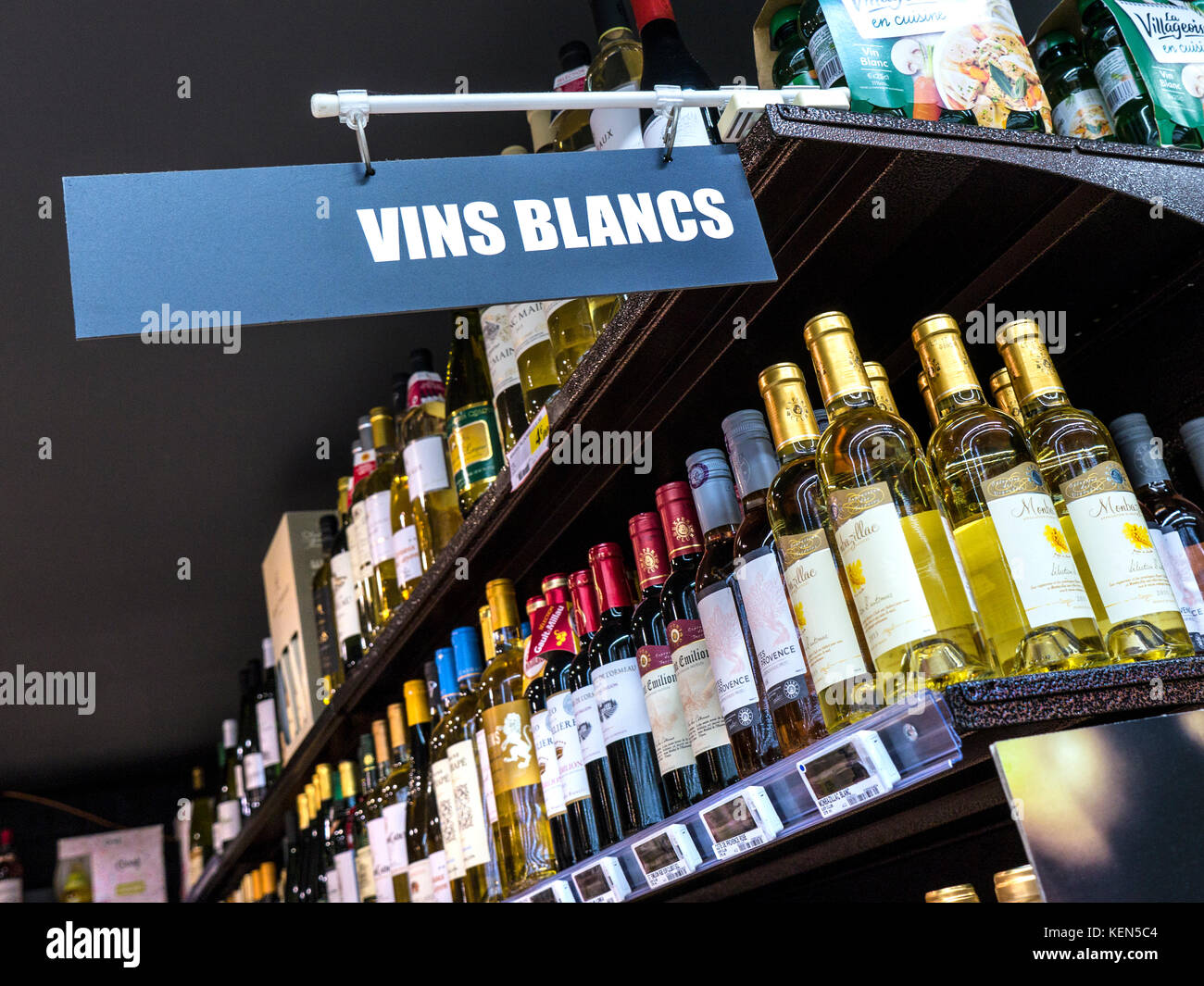 VINS BLANCS FRANZÖSISCHEN SUPERMARKT WEIN ABTEILUNG mit Vielzahl von Vins Blancs Weißweine Frankreich Stockfoto