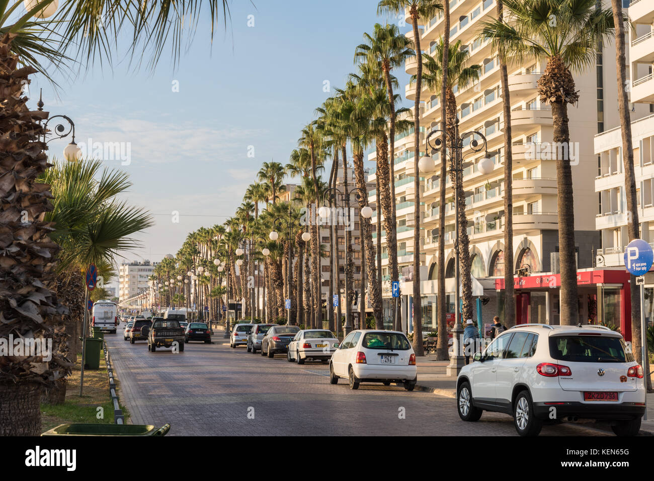 Finikoudes Promenade am frühen Morgen - Larnaca, Zypern Stockfoto