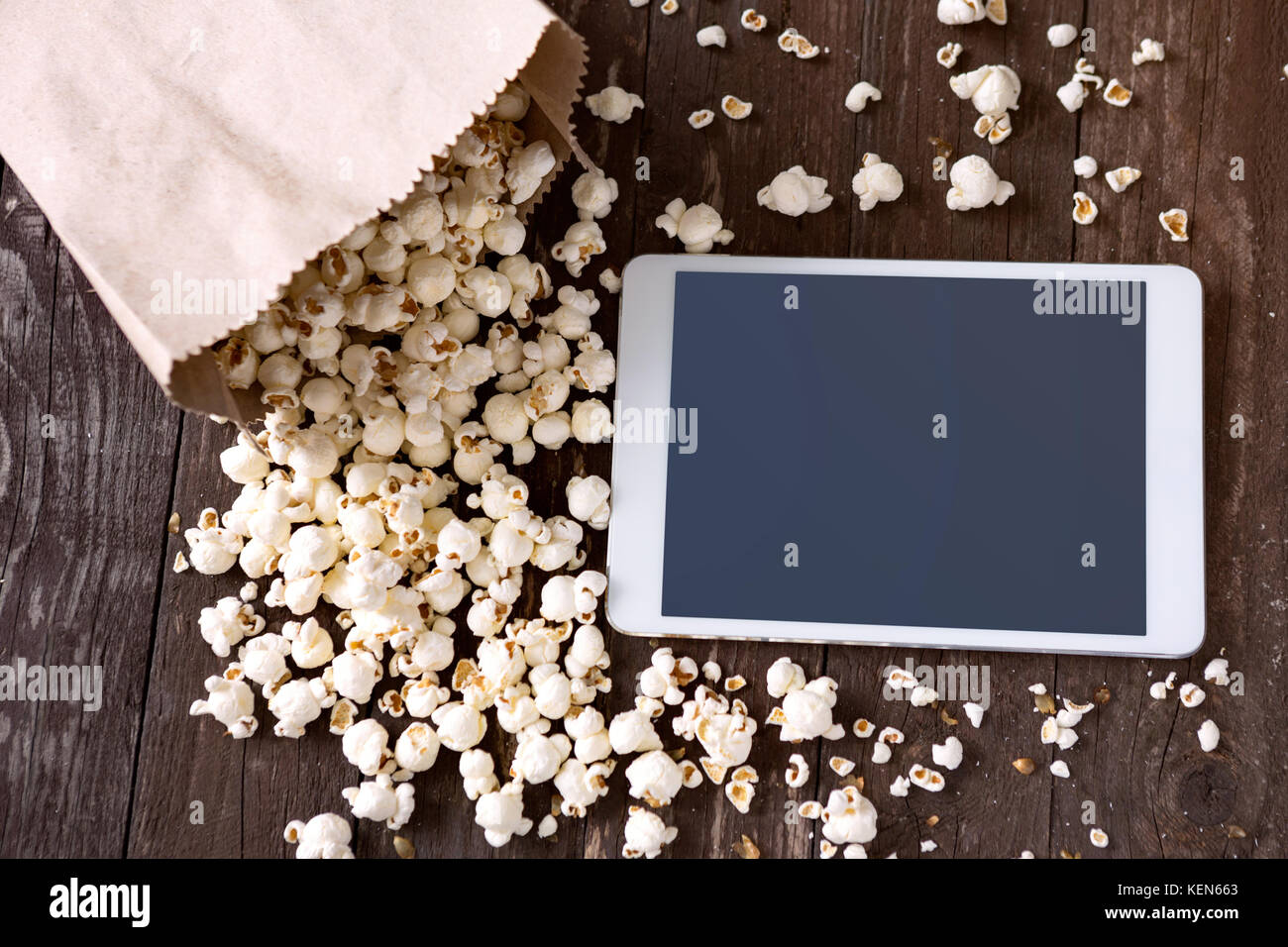 Digital Touchscreen Tablet mit frischem Popcorn Stockfoto