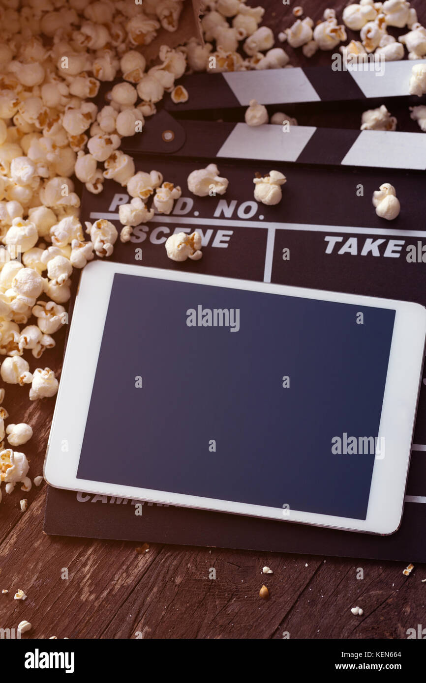 Frisches Popcorn mit digitalen Tablet Stockfoto