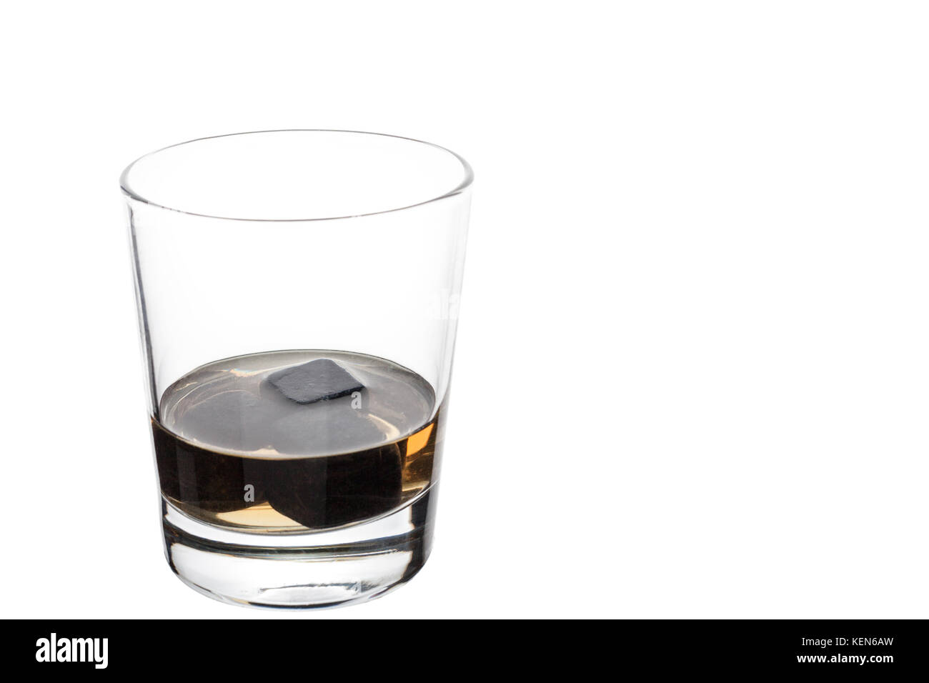 Ein volles Glas mit Whiskey Steinen. Isoliert. Stockfoto