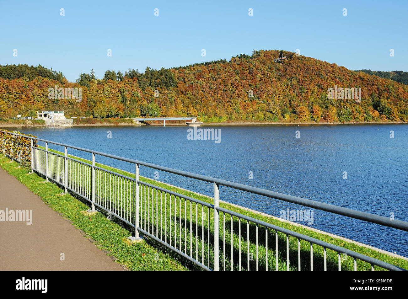 Biggetalsperre im Herbst - auf dem Damm Stockfoto