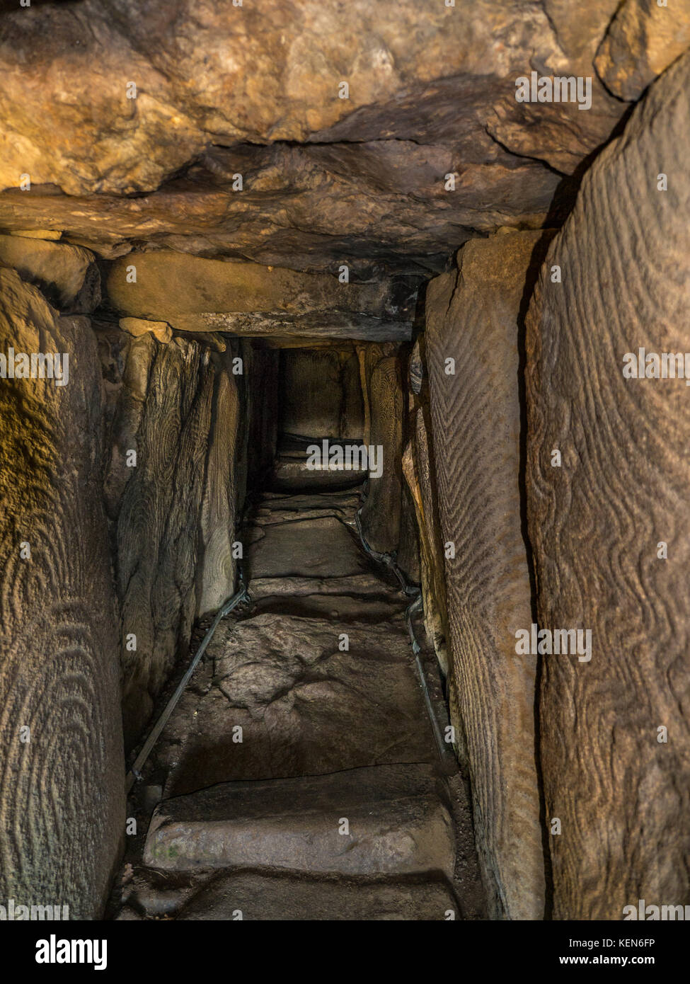 GAVRINIS HÖHLE INNERE Bretagne Frankreich, prähistorische Cairn, Dolmen, Trockenmauern, Grabhügel, mit renommierten symbolische und geheimnisvollen Stein Alter Schnitzereien. Eine der herausragenden Beispiel der frühesten Architektur und Steinzeit Kunst in der westlichen Welt. Cairn de Gavrinis Sagemor Cale de Penn-Lannic, Larmor Baden Bretagne Frankreich (Megalithes du Morbihan) Stockfoto